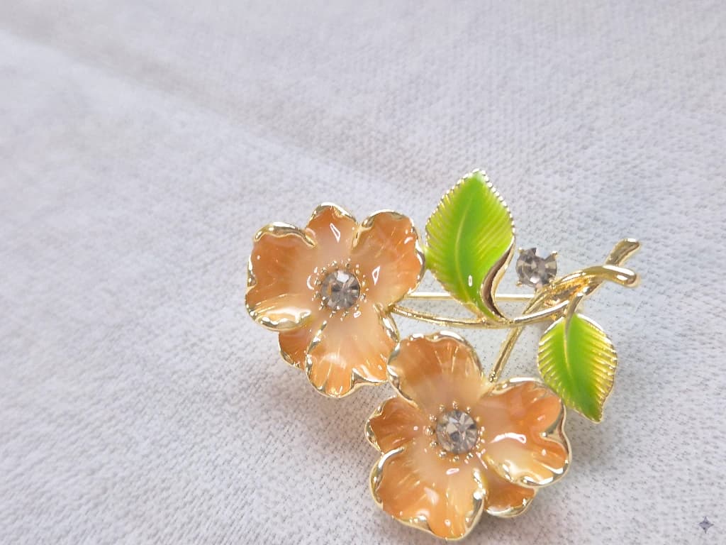 QDORA Peach Floral Saree Pin image 2